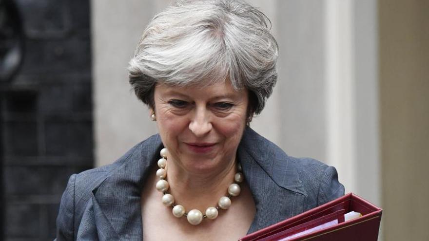 Theresa May sale de su domicilio en Downing Street.