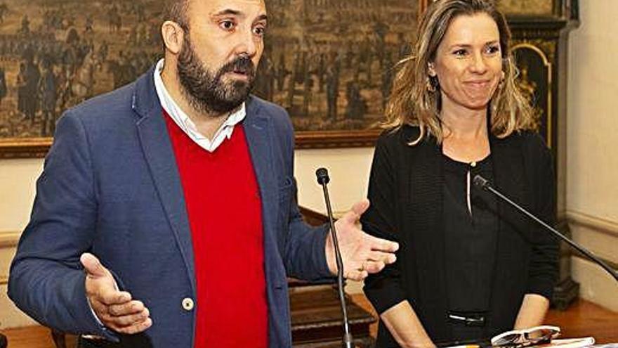 José Manuel Lage y Mónica Martínez, ayer, en el Concello.