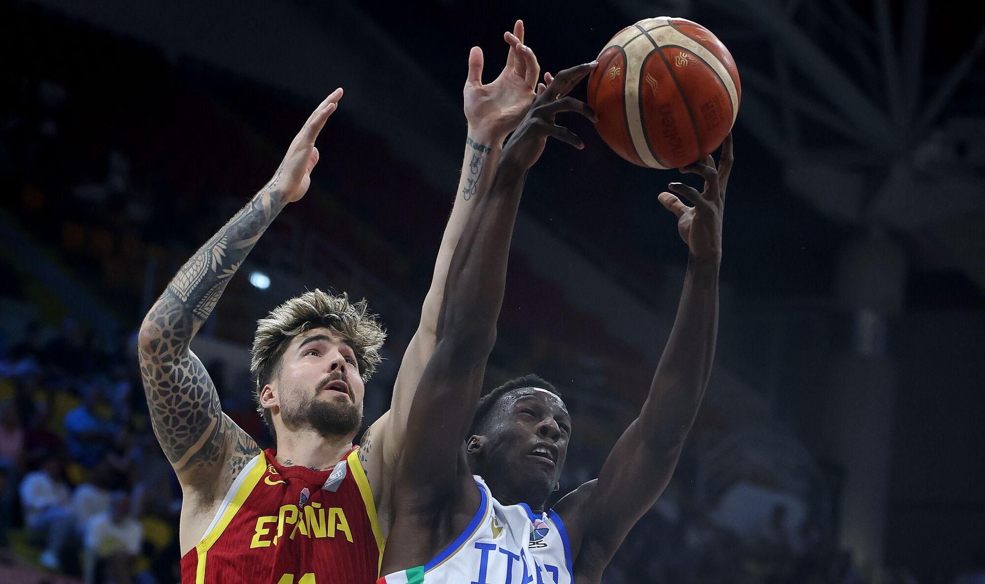 LIMASSOL (Cyprus), 02/09/2025.- Spain's Juancho Hernangomez (L) in action against Italy's Saliou Niang (R) during the FIBA EuroBasket 2025 group C basketball match between Italy and Spain in Limassol, Cyprus, 02 September 2025. (Baloncesto, Chipre, Italia, España) EFE/EPA/GEORGI LICOVSKI POLAND OUT. POLAND OUT
