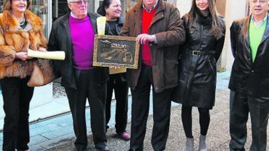 Encarnación Álvarez, Constantino Alperi, Charo Fonseca, Celestino Vigil, Carla Barril y Juan Morilla,  promotores de la iniciativa, ayer, con la placa en memoria de Rea, en la Pola.