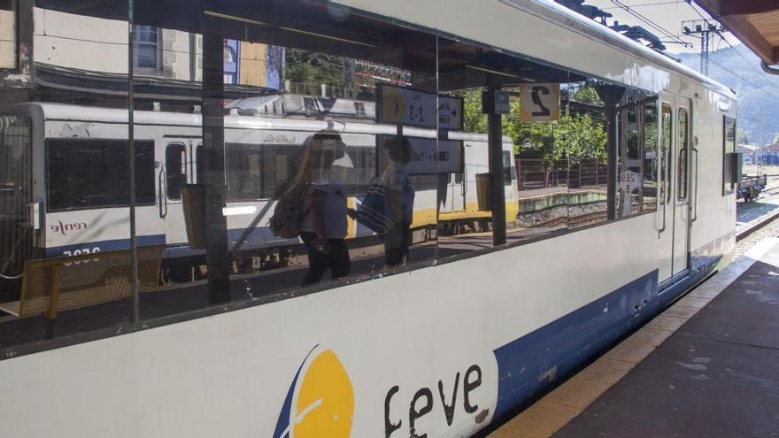 Un tren en la estación de Pravia.