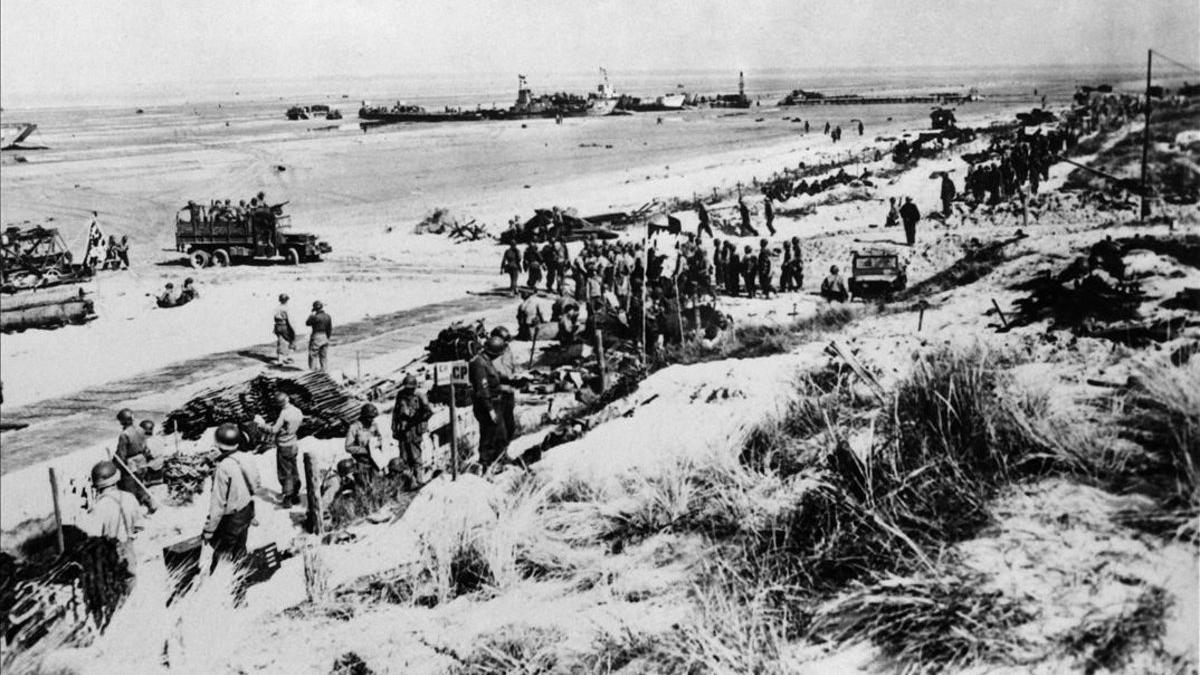 Las fuerzas aliadas durante el desembarco en una playa de Normandía, el 6 de junio de 1944.