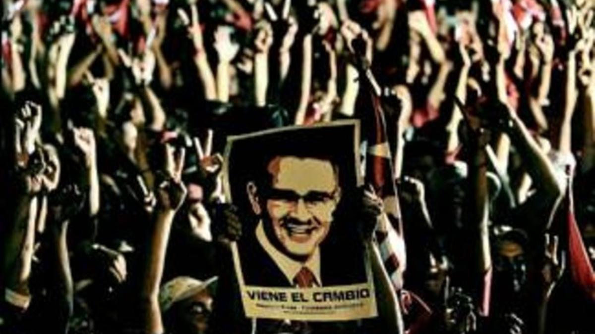Los simpatizantes del Frente Farabundo Martí festejan, el domingo, la victoria de su candidato, Mauricio Funes.