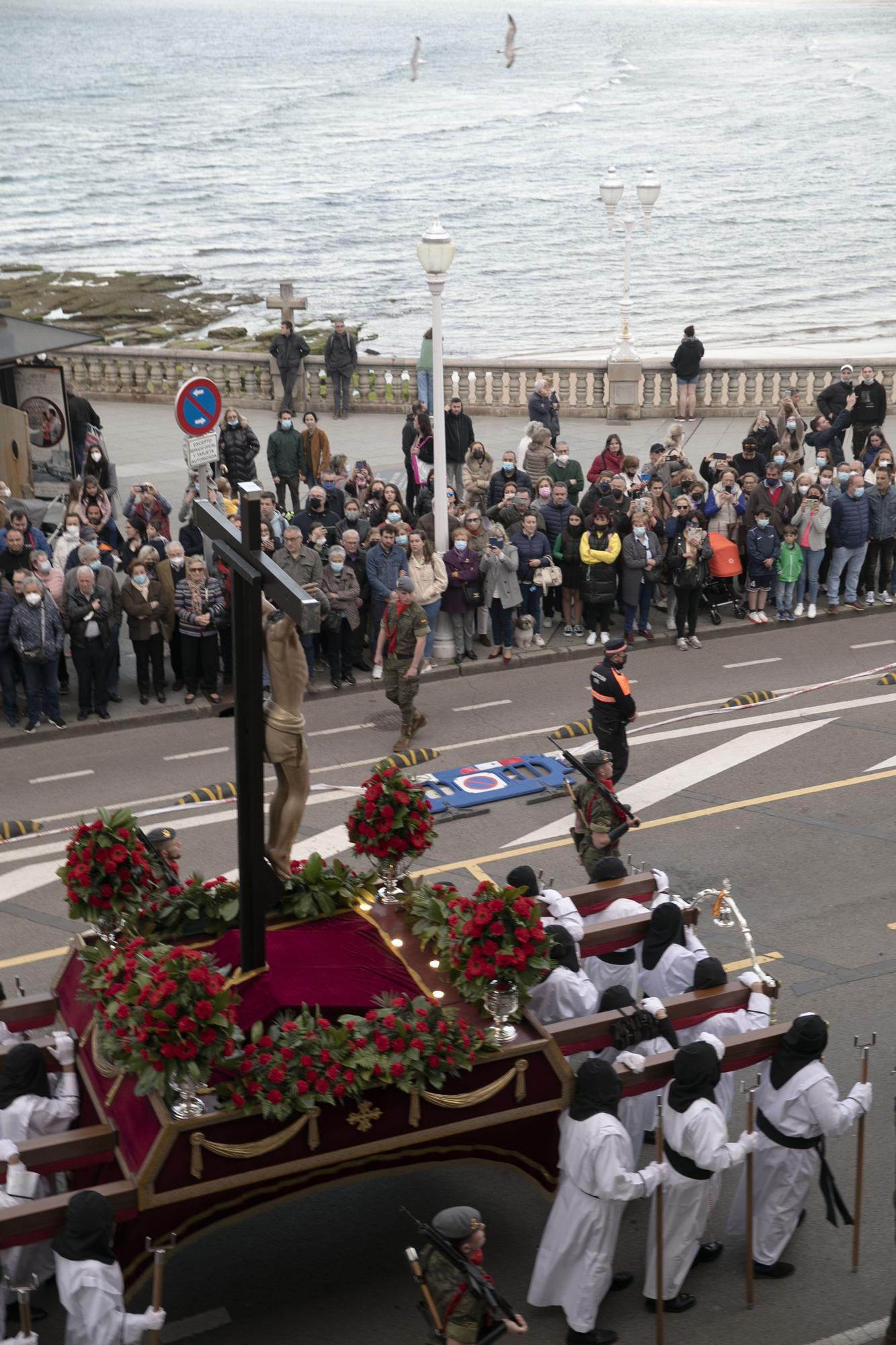 EN IMÁGENES: Gijón arropa al Cristo de los Mártires en su regreso a las calles