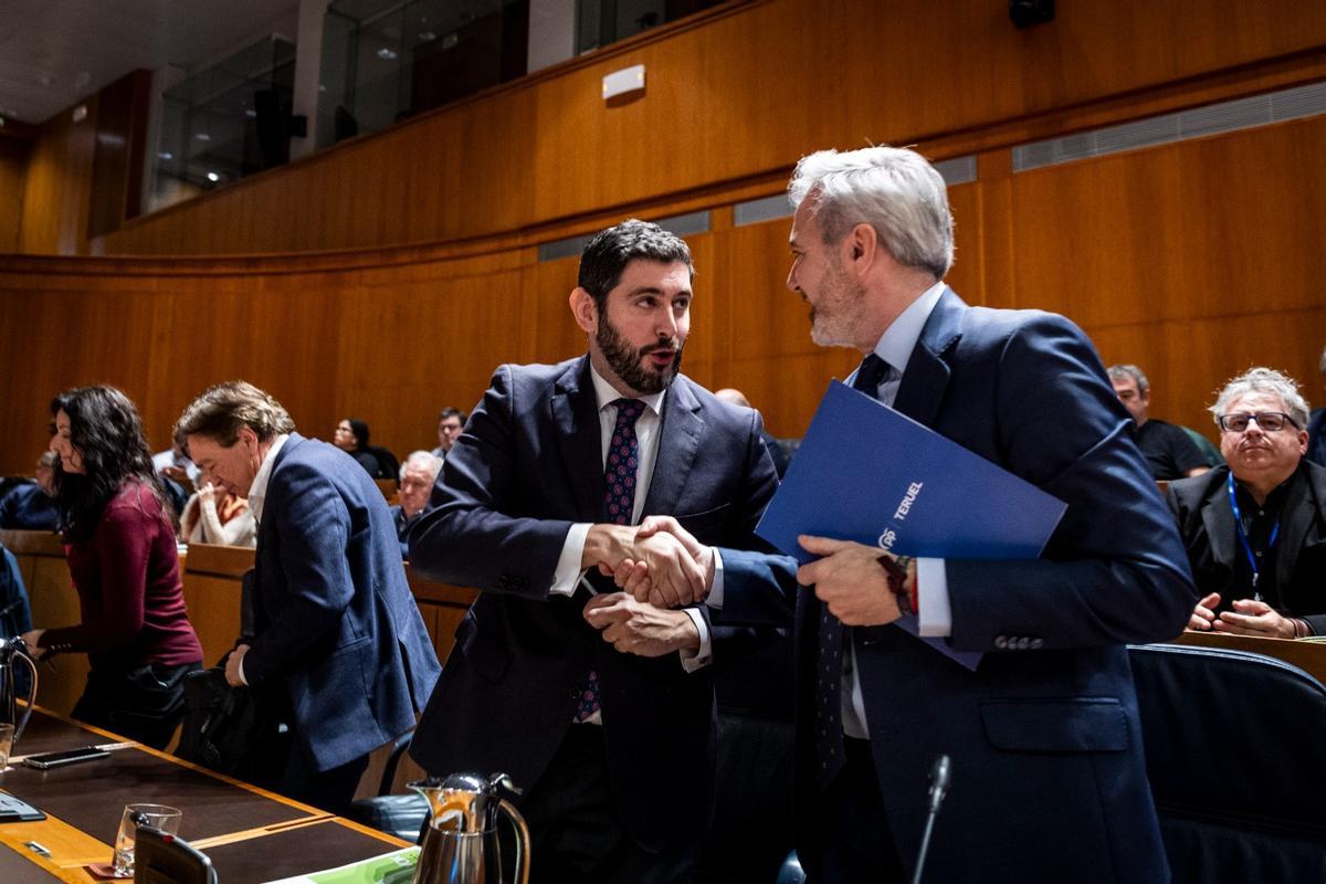 Saludo entre el presidente de Aragón en funciones, Jorge Azcón, y el candidato de Vox tras el debate electoral organizado por El Periódico de Aragón