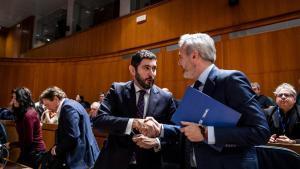 Saludo entre el presidente de Aragón en funciones, Jorge Azcón, y el candidato de Vox tras el debate electoral organizado por El Periódico de Aragón