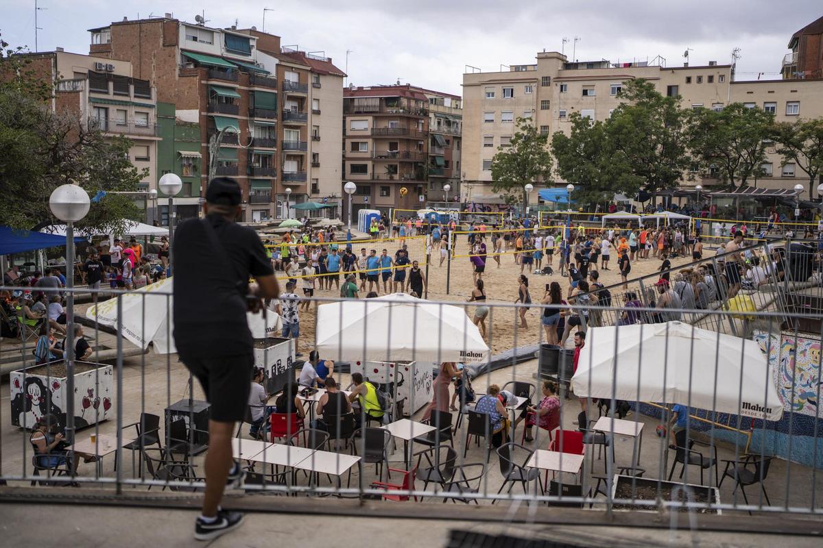 Evento Prospe Beach, en la plaza Ángel Pestanya de Prosperitat llena de arena y convertida en una pista de vóley playa.