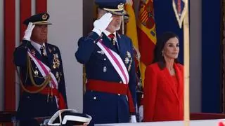 Los Reyes presiden en Oviedo un multitudinario desfile por el Día de las Fuerzas Armadas