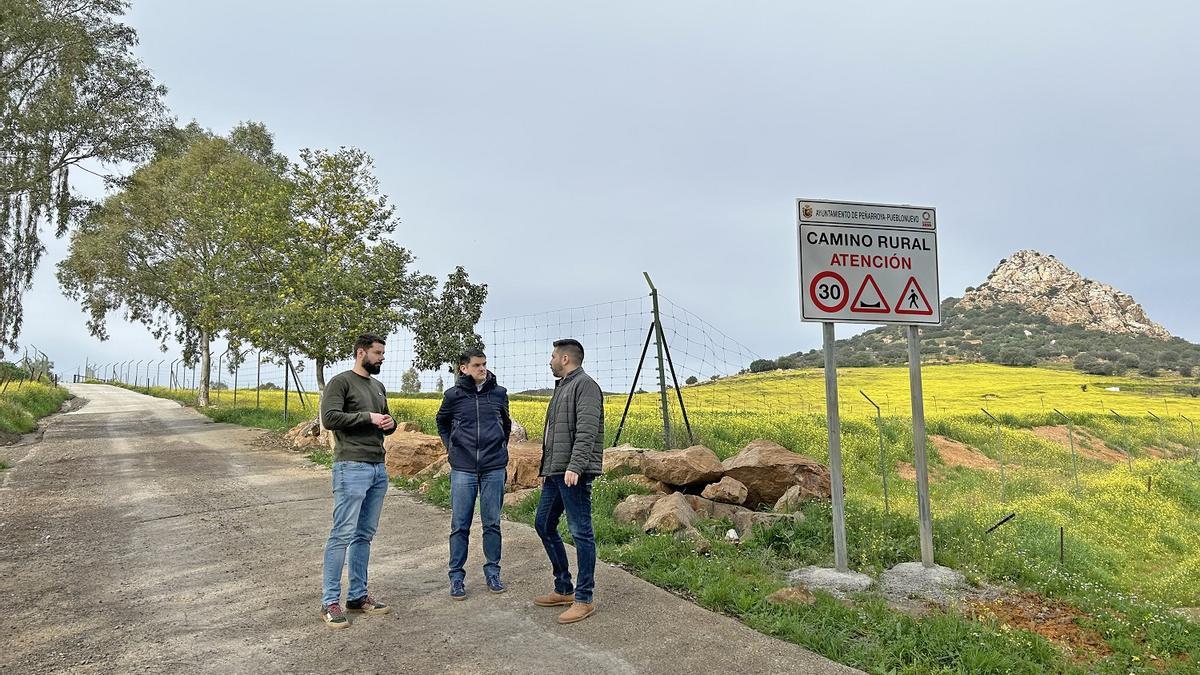 Las autoridades locales visitan las obras recién concluidas.