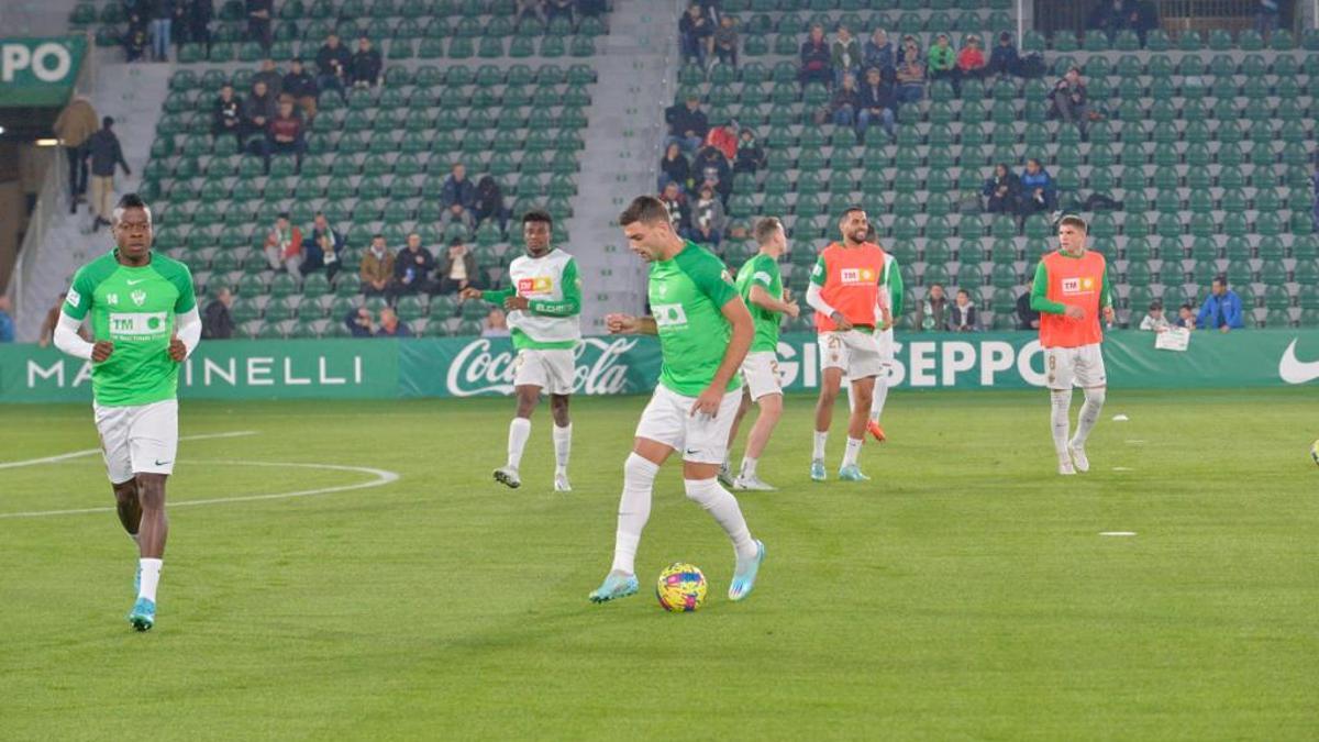 Los jugadores del Elche se ejercitan sobre el césped del Martínez Valero antes de enfrentarse al Leeds United