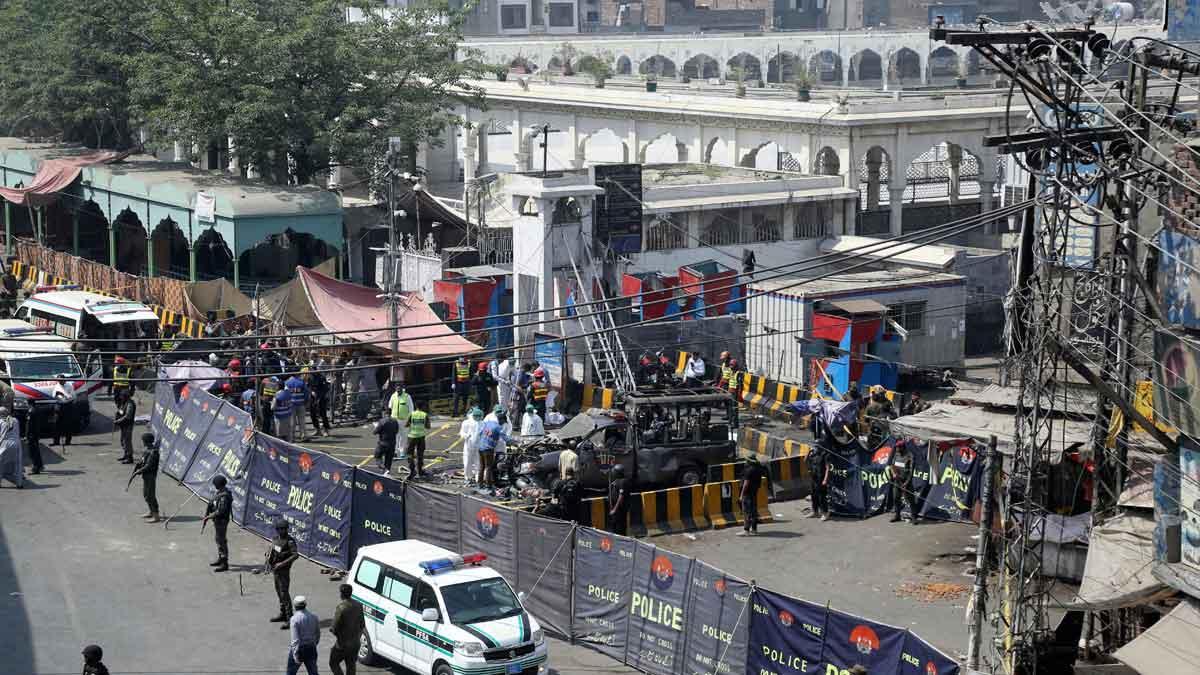 Al menos 8 muertos y 25 heridos en ataque suicida en templo sufí en Pakistán