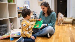 Ayudas para madres solteras en 2024: estas son las opciones que da la Seguridad Social