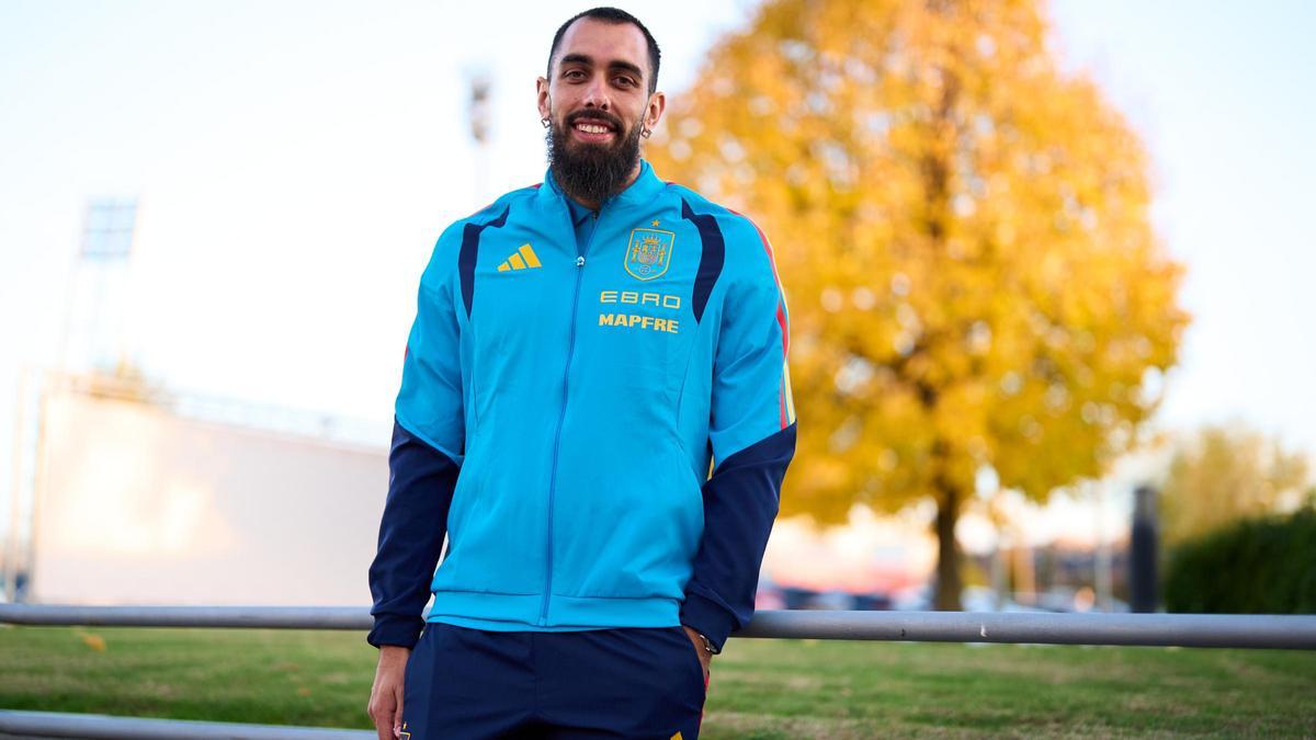 Borja Iglesias posa en la concentración de la selección españoal en Las Rozas