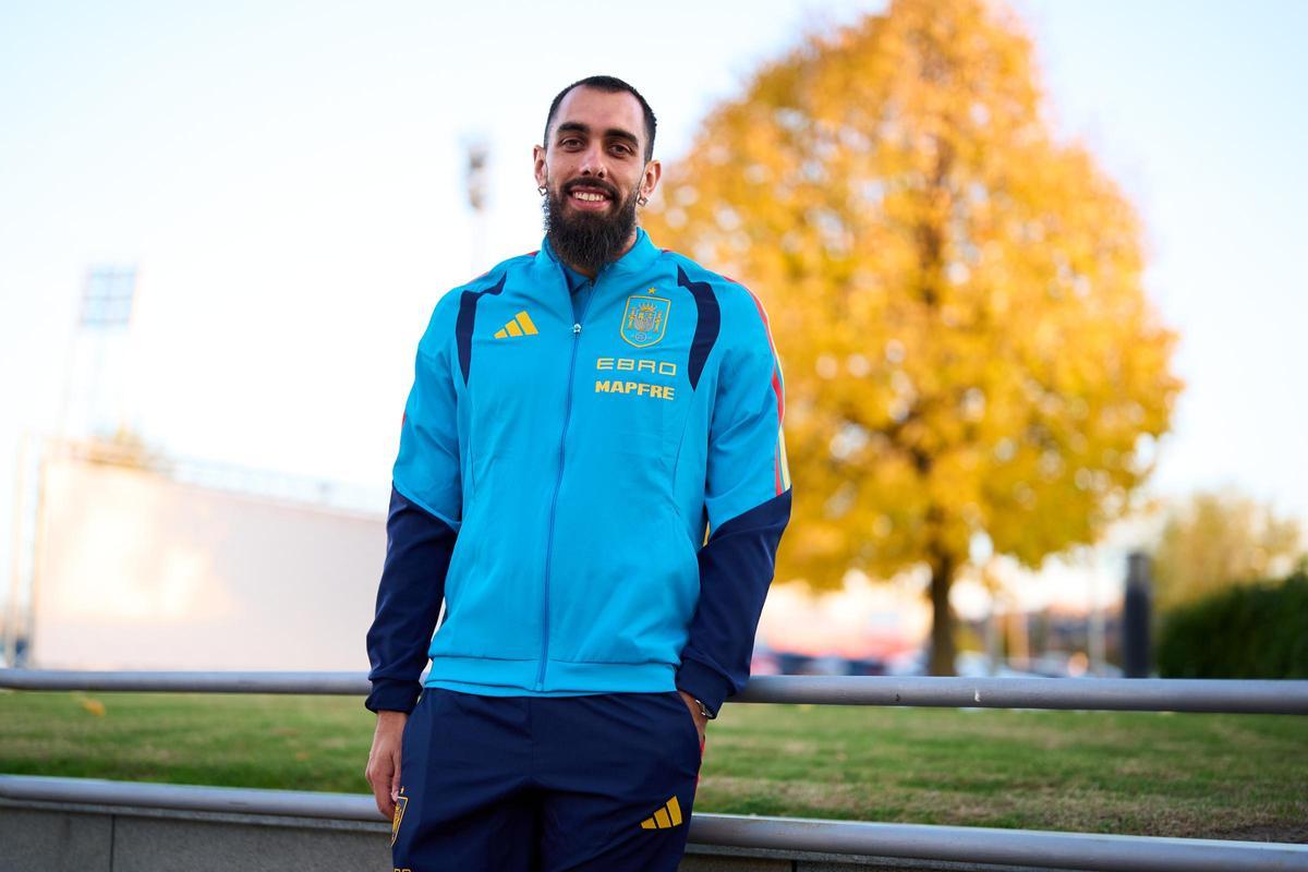 Borja Iglesias posa en la concentración de la selección españoal en Las Rozas