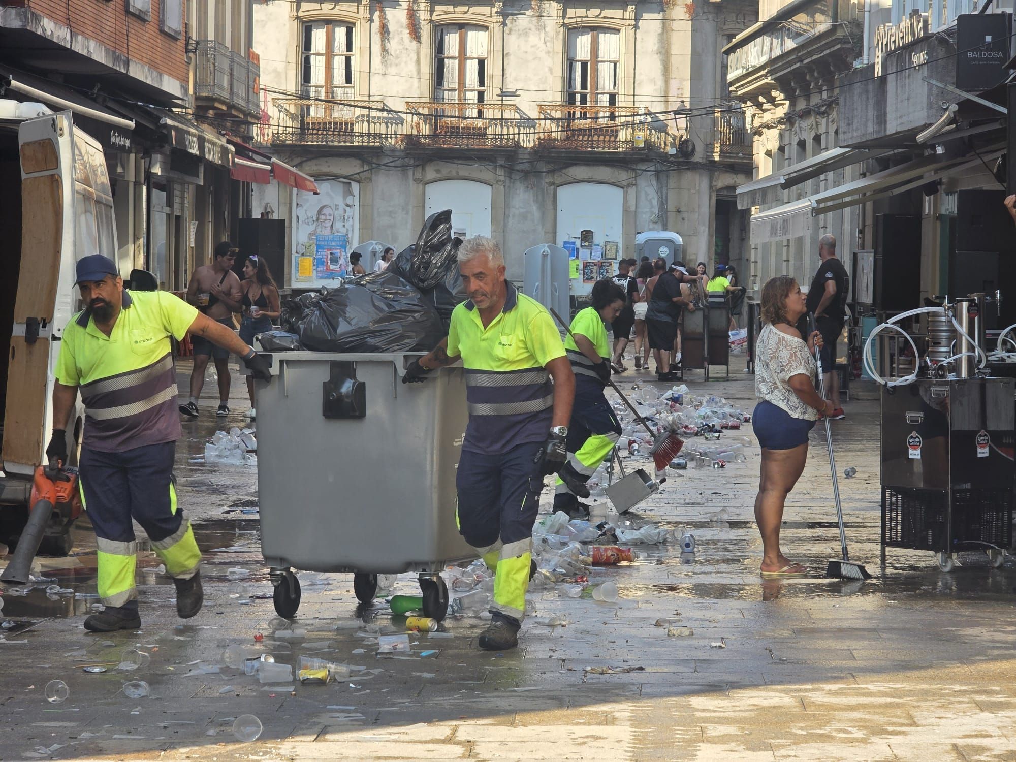 El servicio de limpieza funcionó con extrema rapidez y máxima eficacia.