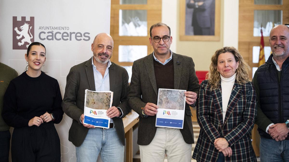 Mateos, con parte de su equipo, este viernes tras hablar sobre la negociación presupuestaria.