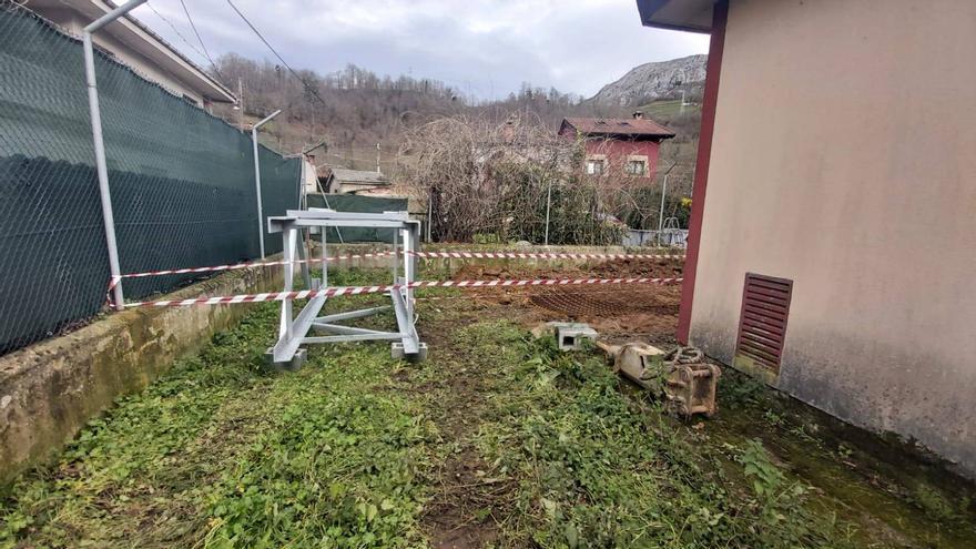 Laviana paraliza la obra de la antena de telefonía móvil de El Condao y pide que se cambie su emplazamiento