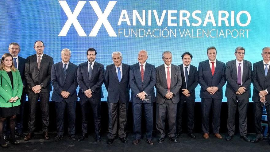 Directivos y exdirigentes de la Autoridad Portuaria y de la Fundación Valenciaport, en la celebración del vigésimo aniversario. | LEVANTE-EMV