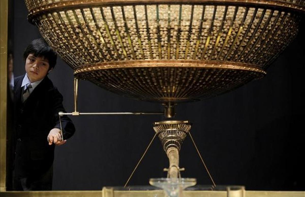 Un nen de Sant Ildefons, durant el sorteig de la Loteria de Nadal del 2012. Un nen de Sant Ildefons, durant el sorteig de la Loteria de Nadal del 2012.