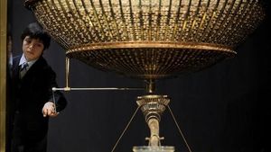Un nen de Sant Ildefons, durant el sorteig de la Loteria de Nadal del 2012.