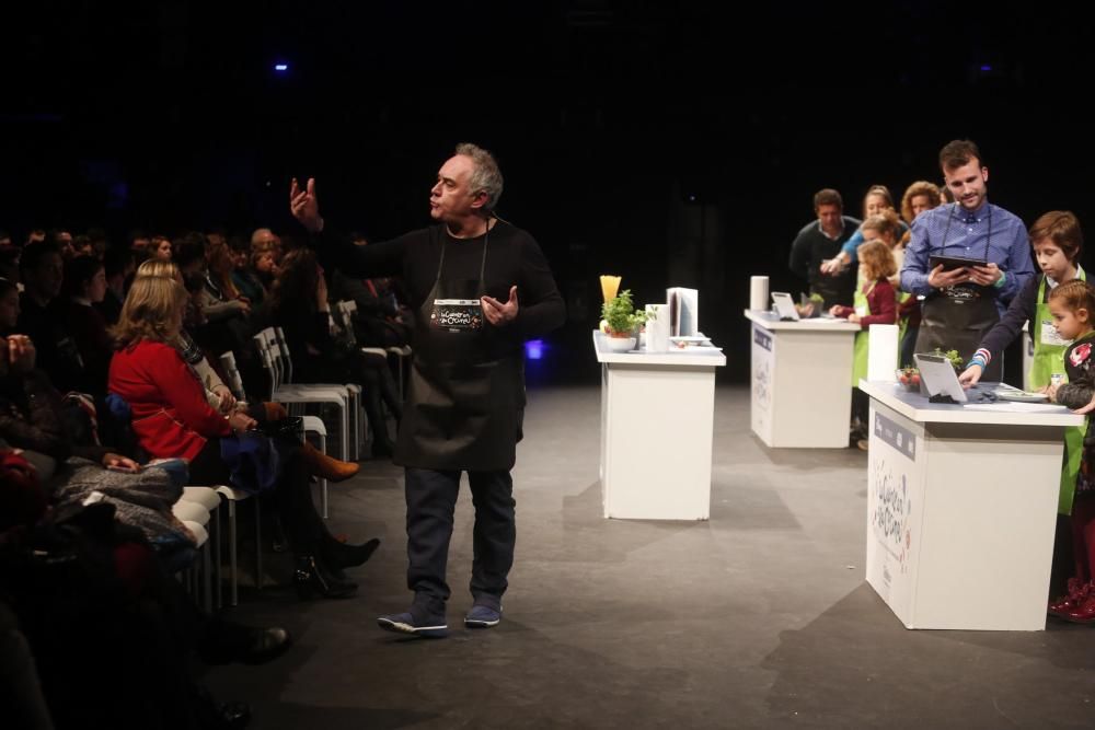 Ferran Adrià cocinando con varias familias en el centro Niemeyer de Avilés