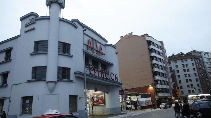 El edificio histórico de la estación de Alsa y sus andenes.