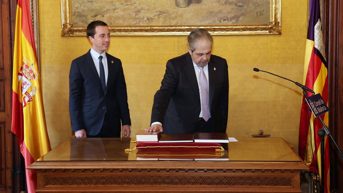 El presidente Llorenç Galmés este sábado con Rafael Bosch, en su toma de posesión como conseller de Hacienda y Función Publica.