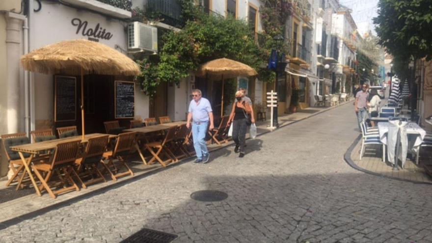 Turistas, ayer, en la calle Ancha, una de las vías por las que pasó la procesión de la Virgen del Carmen