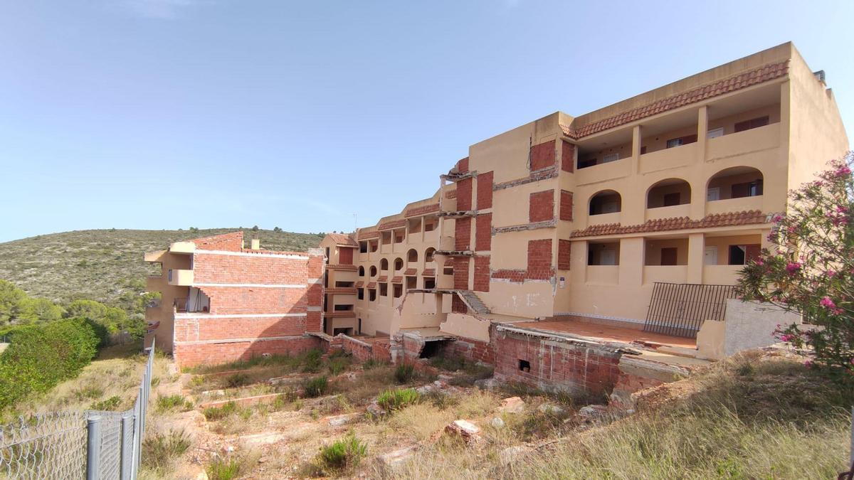 Estado del edificio derrumbado de Peñíscola 5 años después.