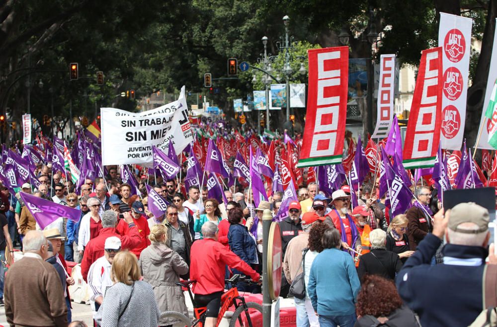 Miles de personas participan en la marcha convocada por los sindicatos para este martes, Día Internacional del Trabajo