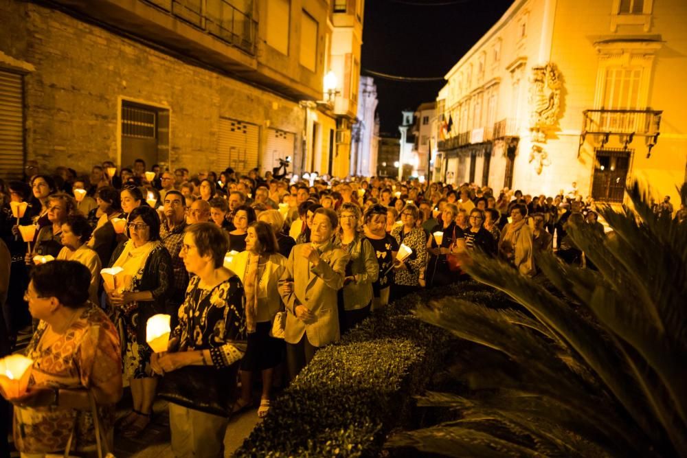 Decenas de personas reciben las reliquias de Santa Bernadette con esperanza de buscar curación o alivio a sus males en la Santa Iglesia Catedral de Orihuela