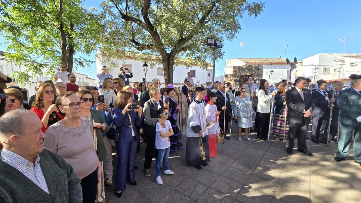 Numerosas personas participan en una jornada festiva iniciada con la salida de la patrona de la localidad desde la iglesia de San Andrés