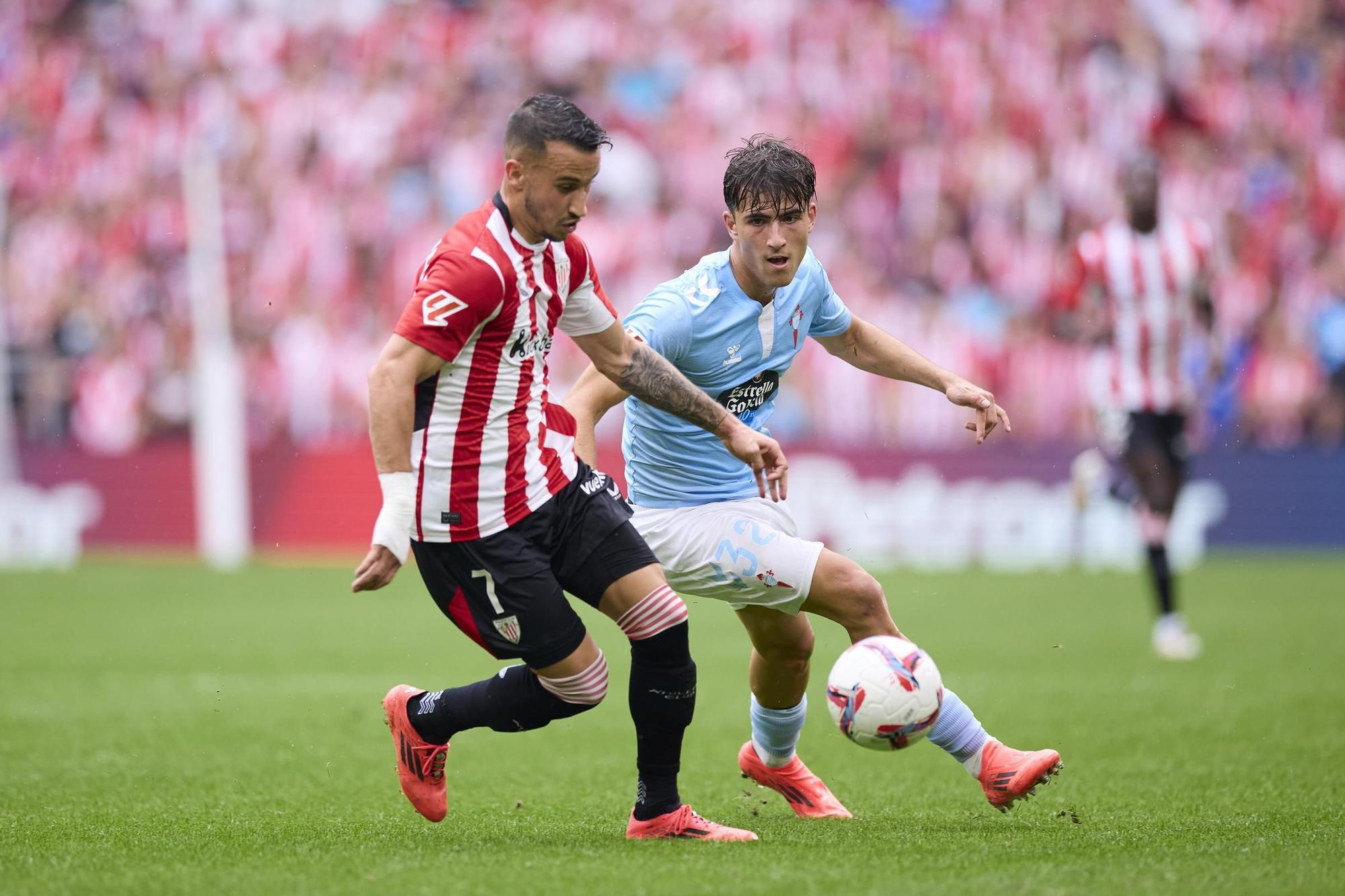 Alex Berenguer of Athletic Club competes for the ball with Javi Rodriguez of RC Celta de Vigo during the LaLiga EA Sports match between Athletic Club and RC Celta de Vigo at San Mames on September 22, 2024, in Bilbao, Spain. AFP7 22/09/2024 ONLY FOR USE IN SPAIN / Ricardo Larreina / AFP7 / Europa Press;2024;SPAIN;Soccer;Sport;ZSOCCER;ZSPORT;Athletic Club de Bilbao v RC Celta de Vigo- La Liga EA Sports;