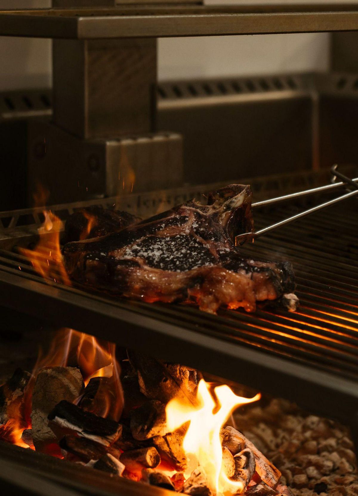 Una de las piezas de carne a la brasa del menú de Cuyo. | LUANA FAILLA