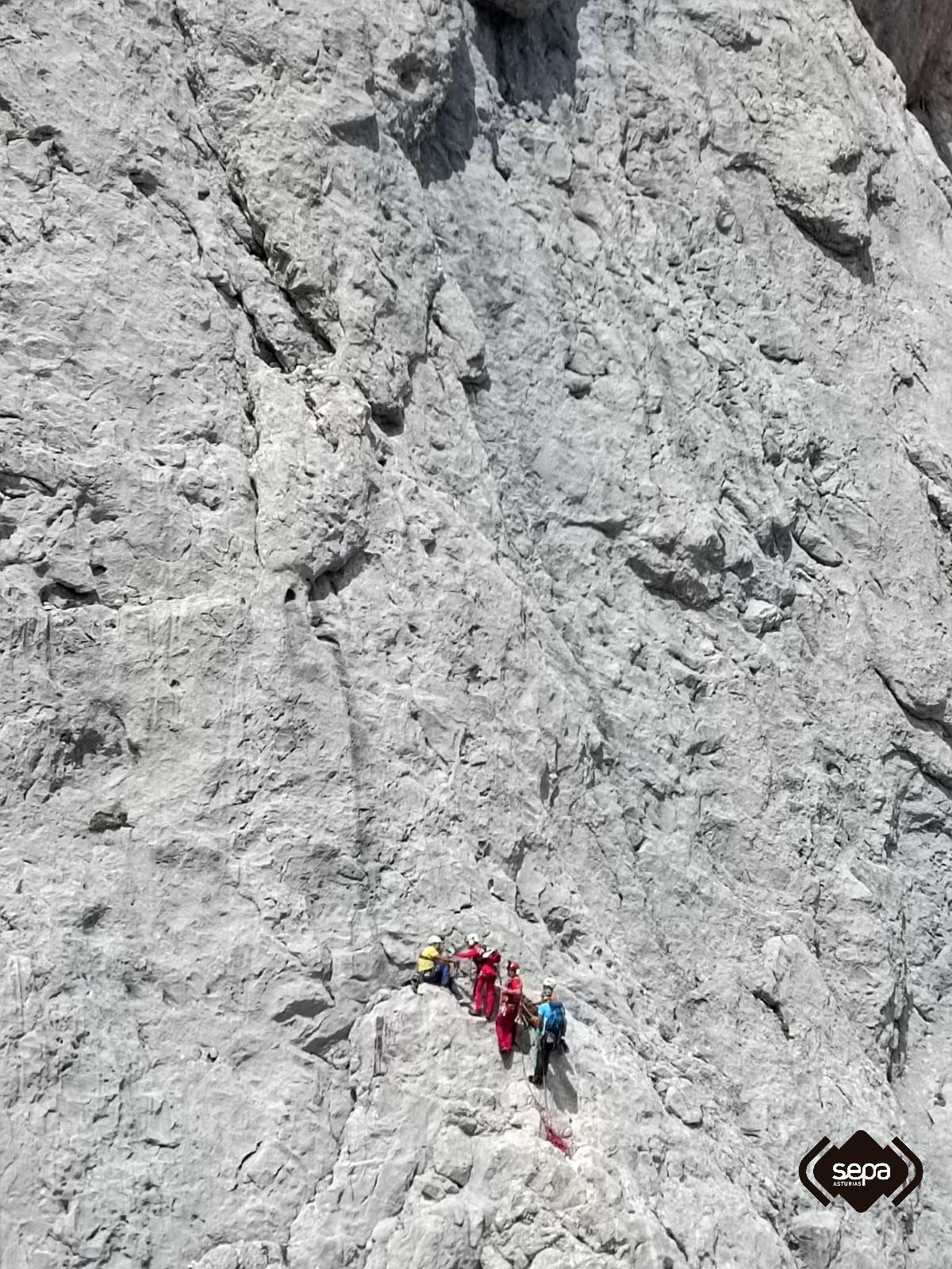 El grupo, en la pared Este del Urriellu (Picos de Europa), durante el rescate.