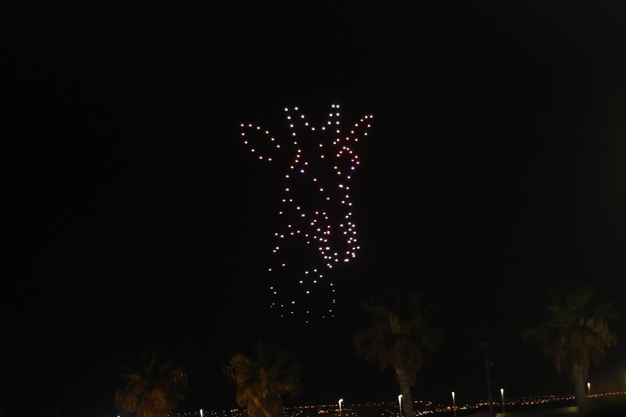 Así ha sido el espectáculo de drones en Hogueras que ha iluminado el cielo de Alicante