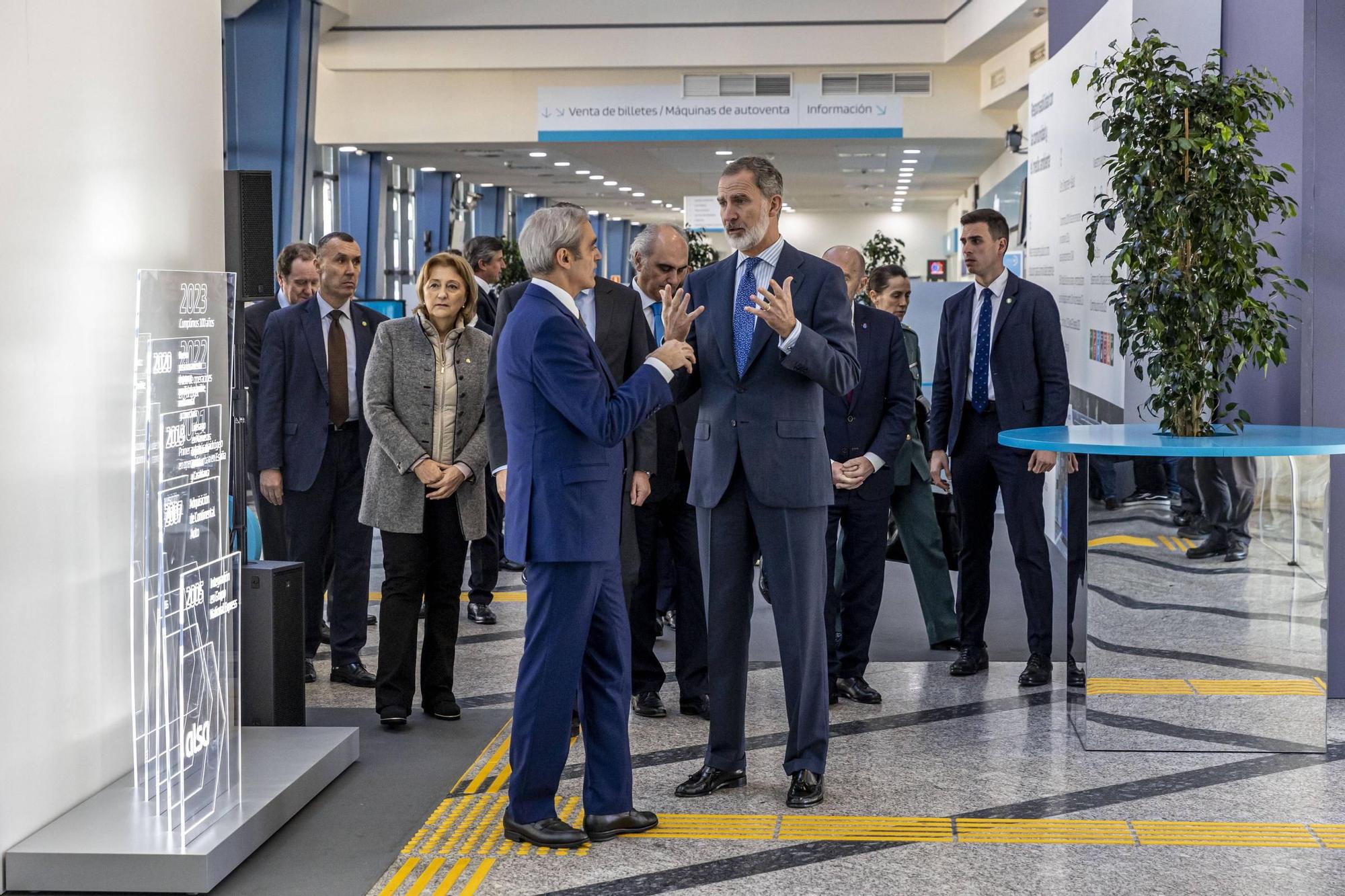 EN IMÁGENES: El Rey visita la estación de autobuses de Oviedo para conmemorar los 100 años de Alsa