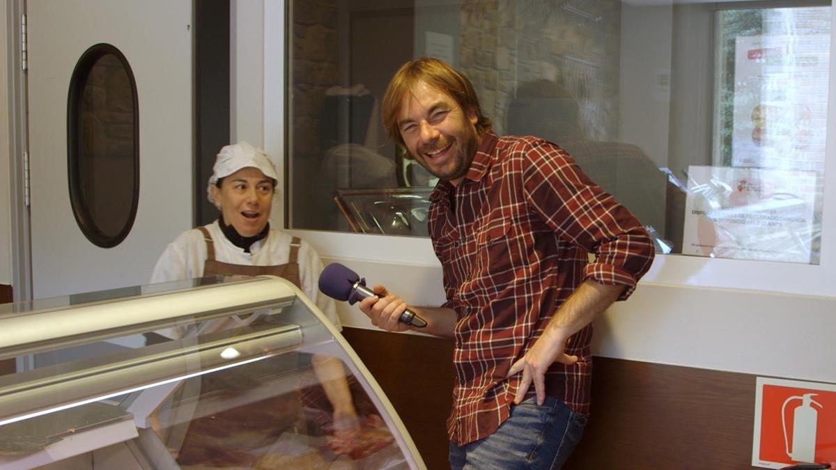 Quim Masferrer, en el programa de TV-3 'El foraster', durante su visita a La Vall d'en Bas.