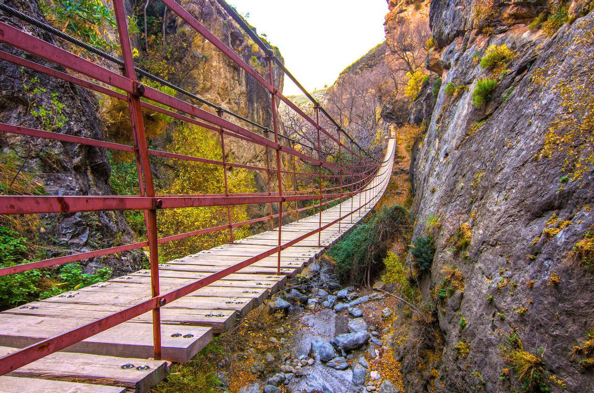 La ruta de senderismo con puentes colgantes perfecta para Semana Santa