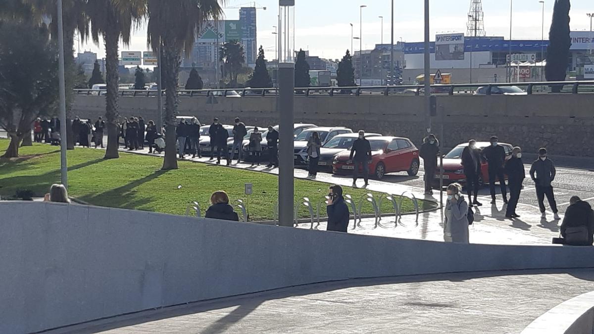 Colas para hacerse PCR en un hospital de Valencia al terminar las fiestas.