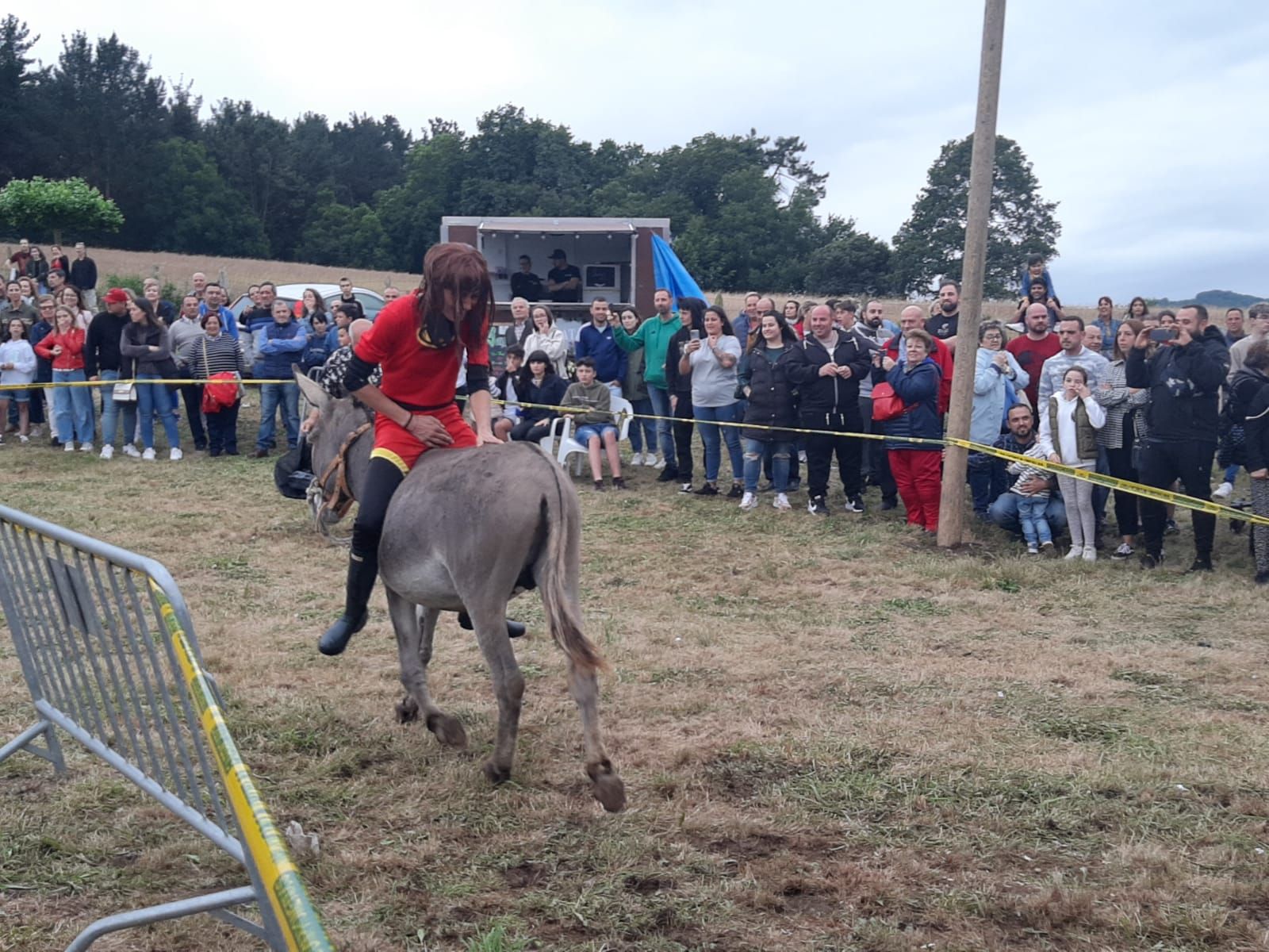 Collao, la competición más bestial: ocho burros disfrazados y a la carrera
