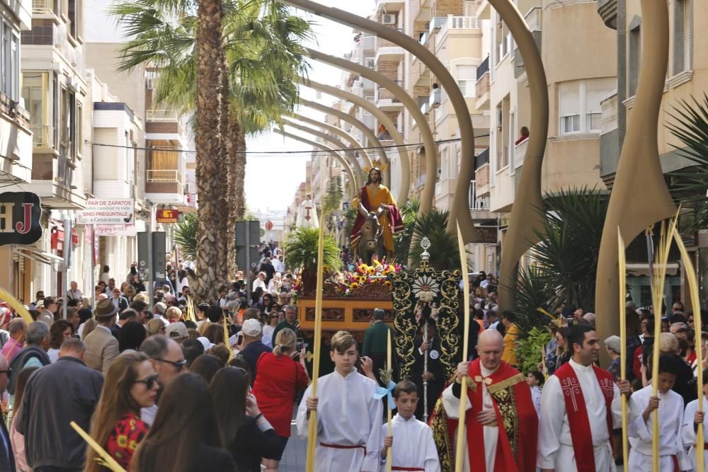 La procesión recorrió el itinerario entre la iglesia del Sagrado Corazón y la Inmaculada en Torrevieja