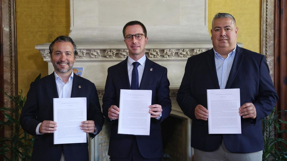 Fernando Rubio, Llorenç Galmés y Rafel Oliver posan cen el Consell con el borrador de la ley para limitar la entrada de coches a Mallorca.