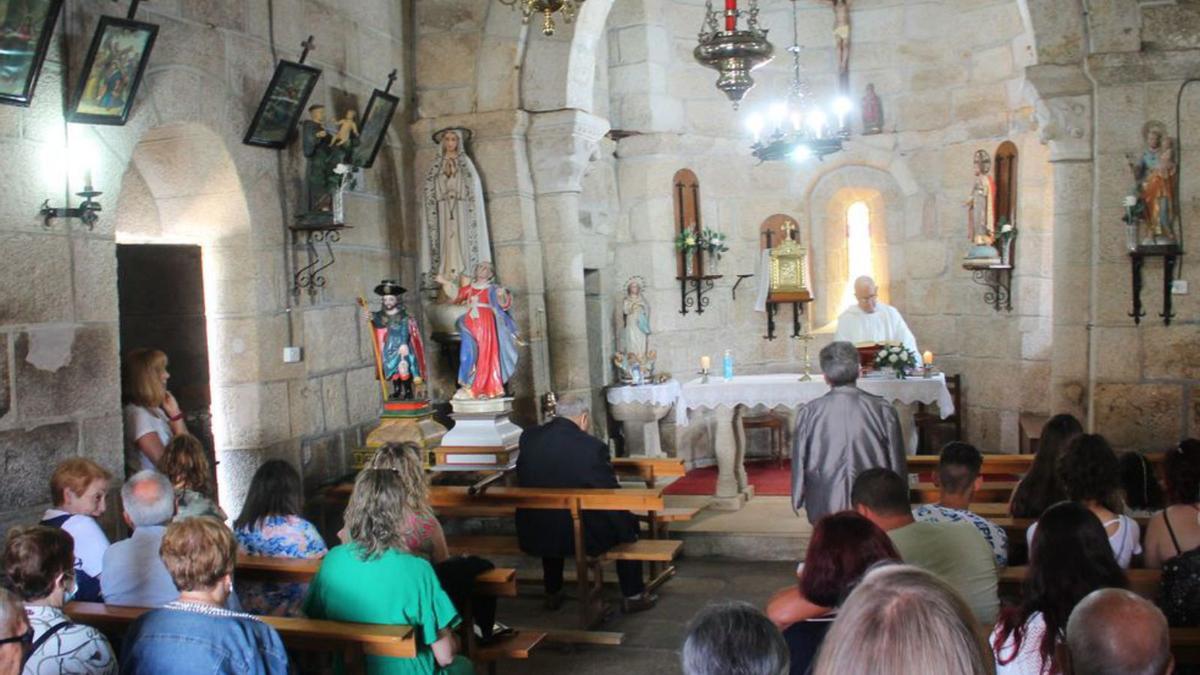 En Berredo houbo misa solemne no templo románico e procesión ao redor del.   | // DANIEL GONZÁLEZ ALÉN