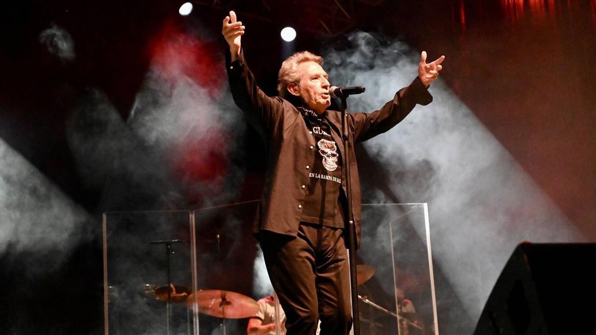Miguel Ríos, ayer sobre el escenario de las Festas da Peregrina de Pontevedra.