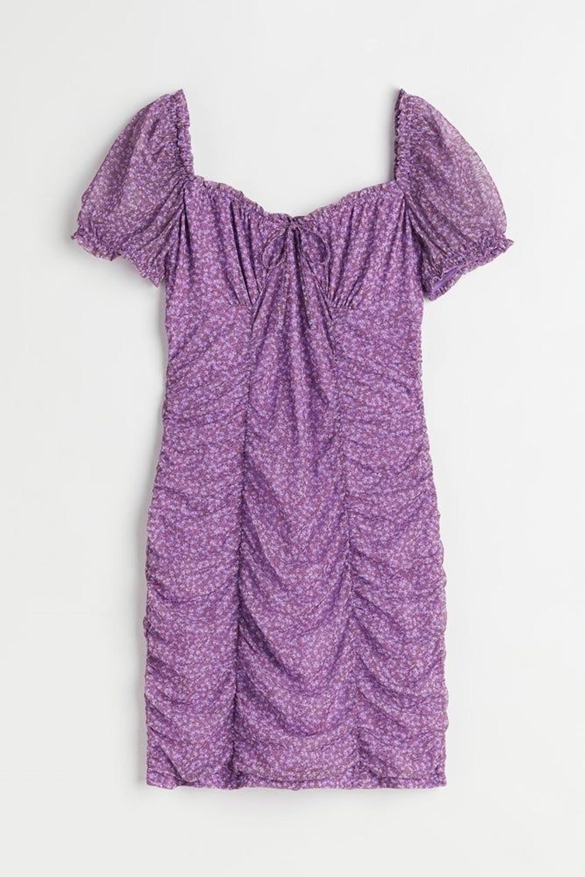 Vestido fruncido con bordado inglés de H&M (Precio: 24,99 euros)