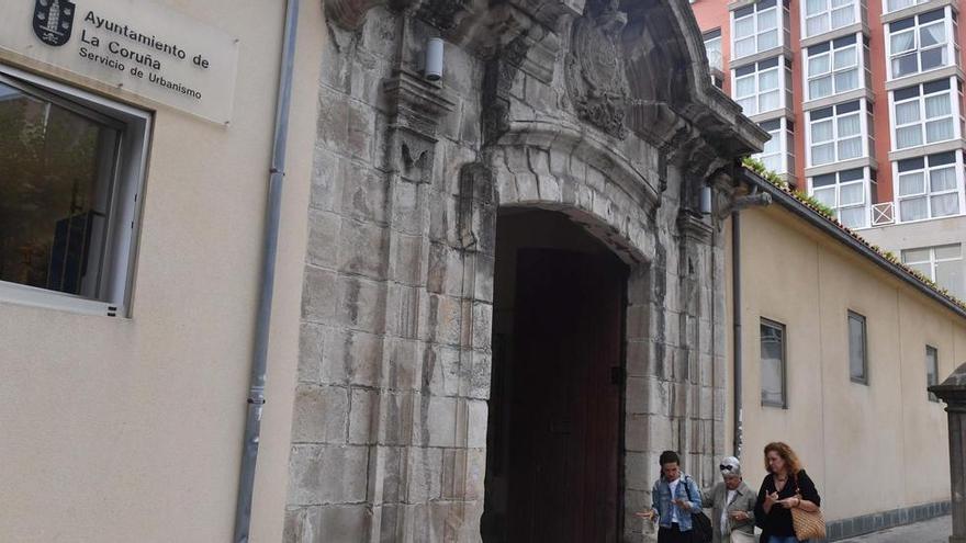 Un juez prohíbe a una mujer acercarse a 200 metros de Urbanismo de A Coruña tras exhibir un cuchillo