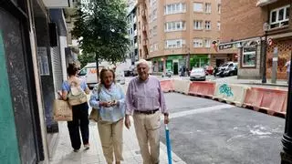 La reforma de calle Emilio Tuya de Gijón arranca con la señalización de la zona para el comienzo de la obra: "Se necesitaba mantenimiento"