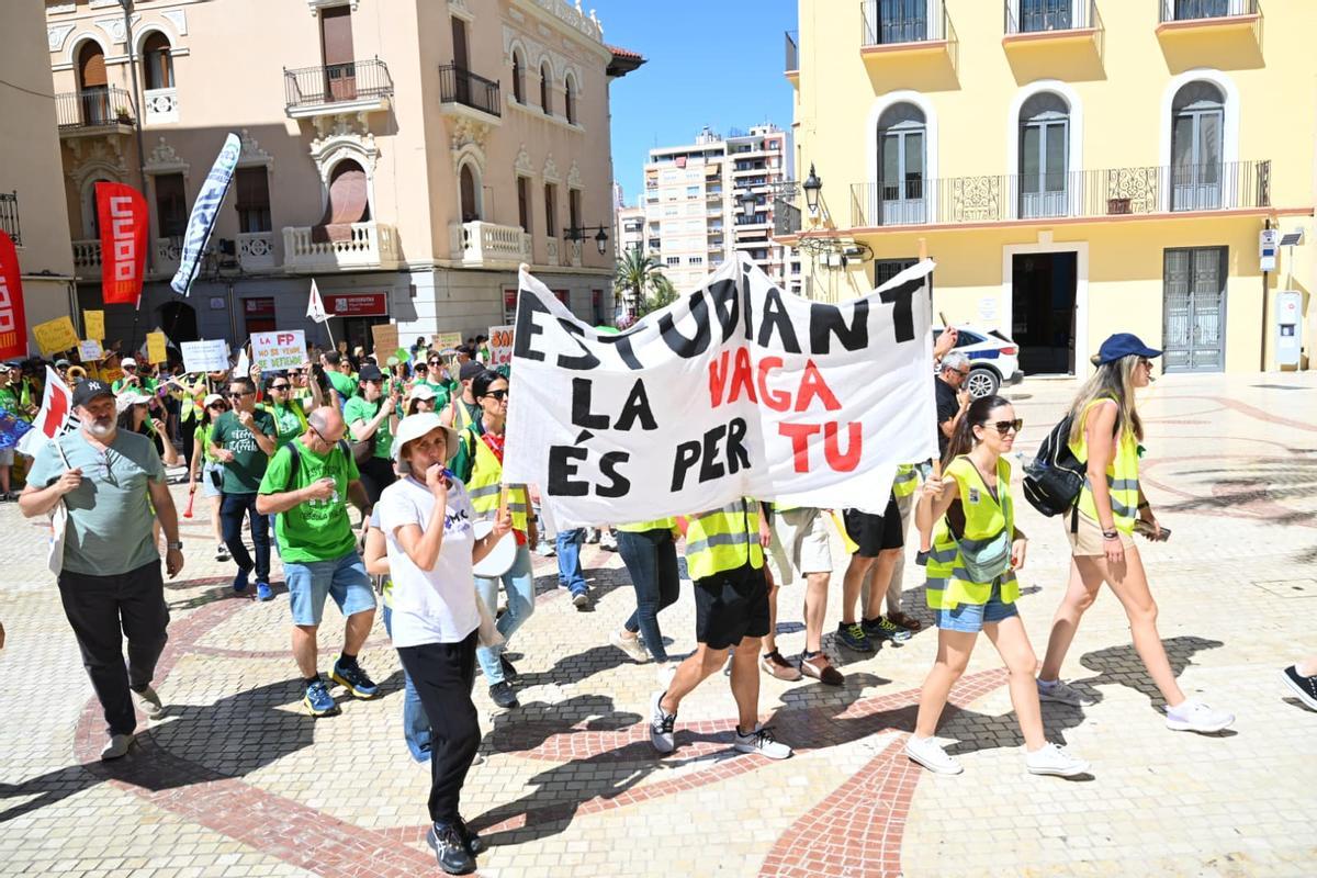 Los profesores se manifiestan en la Plaça de Baix de Elche por la educación pública