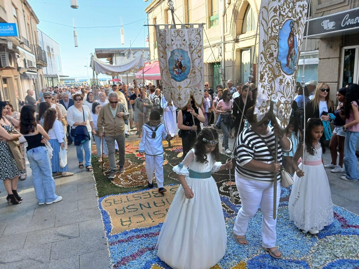 Un momento de la procesión del Corpus de Bueu a su paso por la calle Eduardo Vincenti
